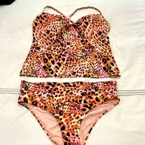 Victoria’s Secret Tankini 38DD top and Medium bottoms
